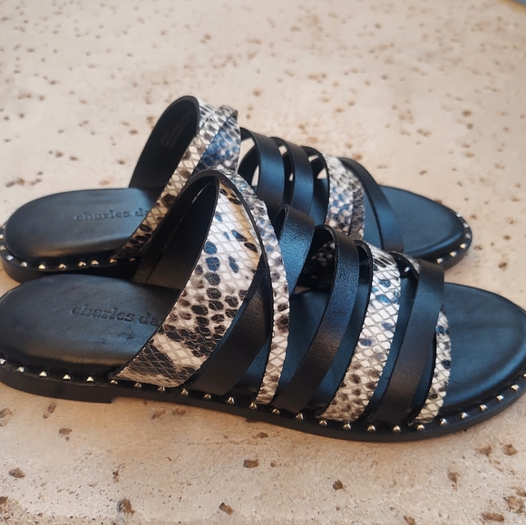 Charles David Strappy Black *Patterned Studded Flat Sandal. Size 5 - Picture 3 of 6